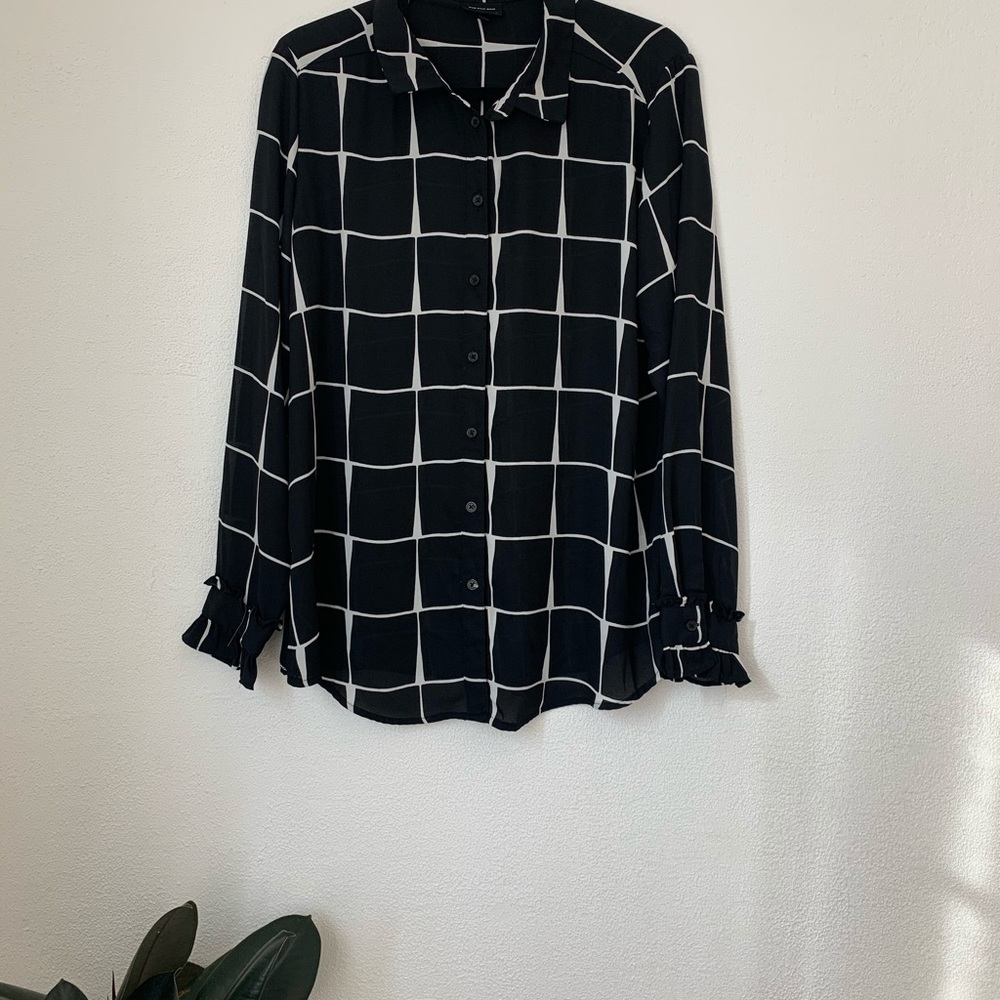 who what wear black and white flowy button down